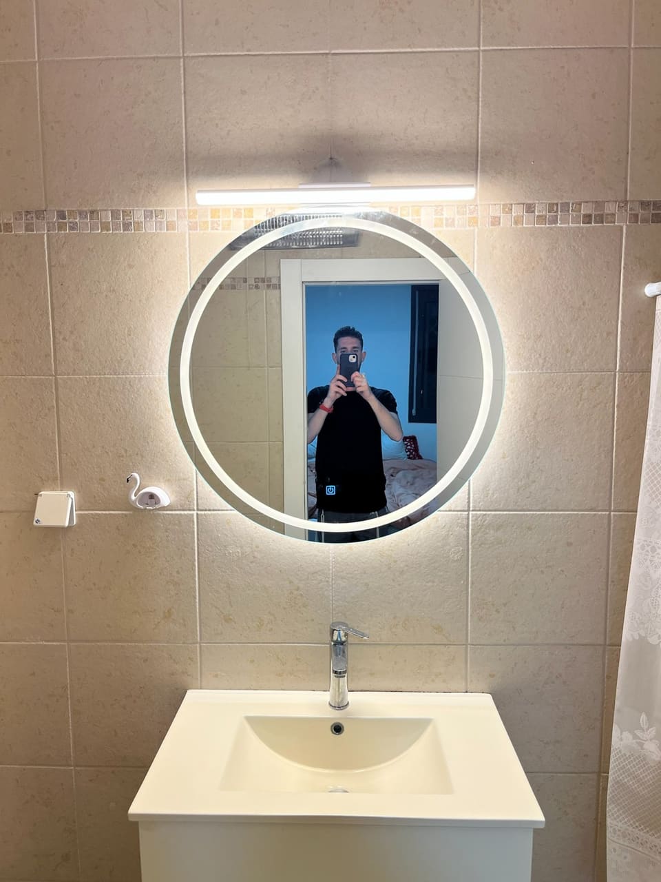 מראה עגולה עם תאורה היקפית מעל כיור