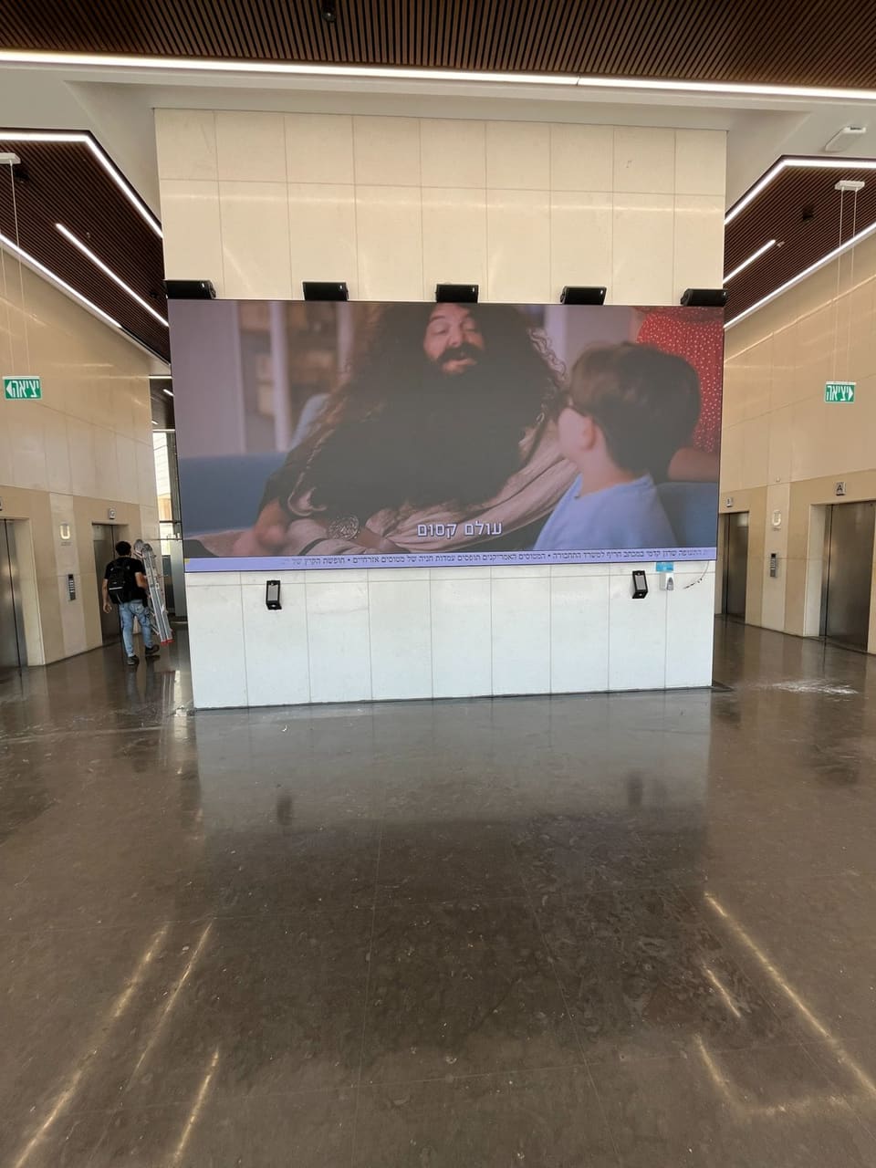 קיר LED גדול בלובי של בניין משרדים