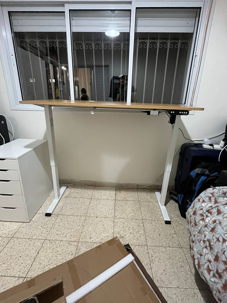 שולחן עבודה מתכוונן אחרי הרכבה